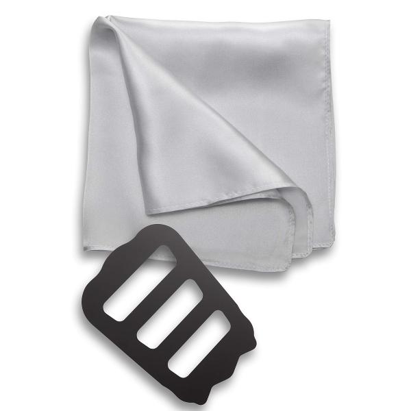 【商品概要】シルクでしか味わえない独特の光沢感と、滑らかな肌触りをお楽しみください。結婚式やパーティーなどのフォーマルなスーツスタイルから、普段のカジュアルスタイルまで、幅広く活躍するポケットチーフです。初めての方でも安心！ チーフの折り方...