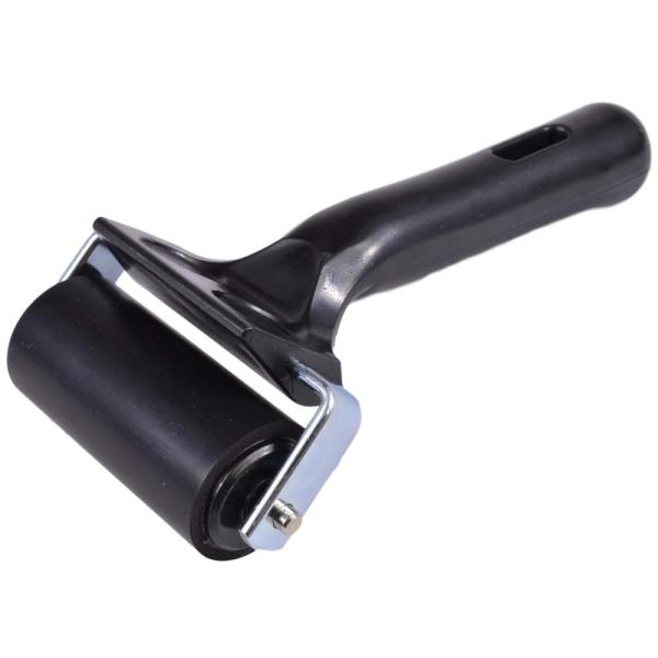 【商品概要】【素敵な手芸作品に】版画の作成にお使い頂けるゴムローラーになります。ローラー幅は6cmとなっており扱いやすく、作品に均等に力を加えることができます。【様々な用途に】版画の印刷のみならず、壁紙の貼り付け、シールやテープ貼り、写真や...