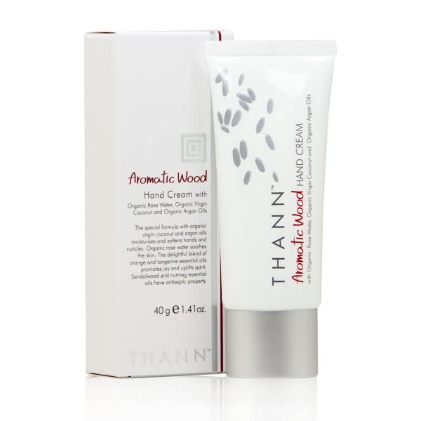 【商品概要】コレクション：アロマティックウッド　オレンジ、タンジェリン、ナツメグ、サンダルウッドの香りコレクションセオリー：果実のビタミン、スパイスティ―を思わせる温かでセンシュアリティな香り。商品説明：手元をつややかにみせる香るハンドクリ...
