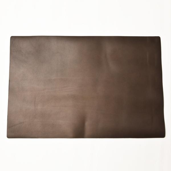 【商品説明】イタリアの子牛の革【サイズ】（約）40cm×60cm【カラー展開】チョコ【特徴など】本革【注意】モニターの発色の具合によって実際のものと色が異なる場合があります