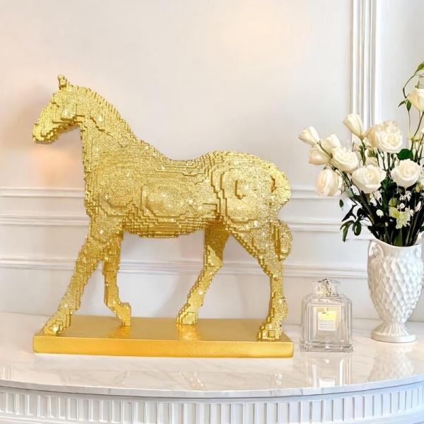 [Release date: December 2, 2025]素晴らしい贈り物:コレクション用の馬の置物は、結婚式、記念日、新築祝い、ビジネス、誕生日などに最適な贈り物です。材質:樹脂製サイズ：20*5.6*19.5cm馬の飾り彫刻は丁寧...