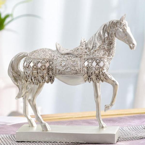 [Release date: December 9, 2025]馬は神の使いとされており、願いを叶えてくれる動物の象徴とされていたのです。馬を飾ることで、その場所に財運を招き、また事業運もアップすると言われているのです。風水では、馬は大変縁...