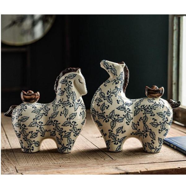 [Release date: December 23, 2025]馬の置物は、家、オフィス、カフェなどの本棚、机、キャビネットを飾るのに使用され、高級感を添えます。2026（令和8）年は午年です。「午」は十二支の7番目で、蛇を馬します。また...