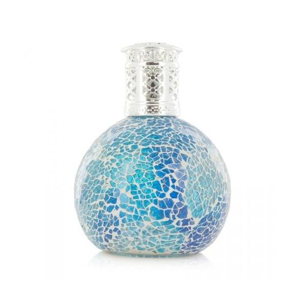 ドロップオブオーシャン＝海の雫   明るく爽やかに広がる綺麗な海に、一滴の雫が交わったようなデザイン。イメージ通り、中のオイルがすけて見える。【モザイクメドュー】と親子。   フレグランスランプはただ芳香を楽しむだけでなく、空気中の有害なバ...