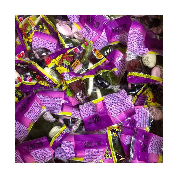 ハード食感のぶどう味です。3種類のグレープフレーバー（甘くフルーティなコンコルド、甘酸っぱい巨峰、香り高いマスカット）がアソートされた商品です。にっこり笑ったぶどうの顔の形のグミが食べやすい個包装に入っています。 パーティーやシェアにぴった...