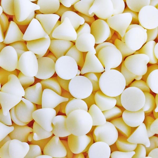 製菓製パン用の業務用ホワイトチョコチップです。焼成後の焼き残りが格段に違い、焼成後の味わいが大変良好です。※保冷配送しない場合通常配送となりますので、溶けている等でのご返金は致し兼ねますので注意事項を確認の上ご購入お願い申し上げます。