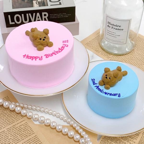 寝そべりくまちゃんセンイルケーキ 5号立体的なクリームのくまちゃんがかわいいセンイルケーキです♪記念日や推し活におすすめな商品となっております♪お好きなメッセージを20文字以内（漢字不可）でお入れいたします。中には甘酸っぱいいちごジャムがサ...