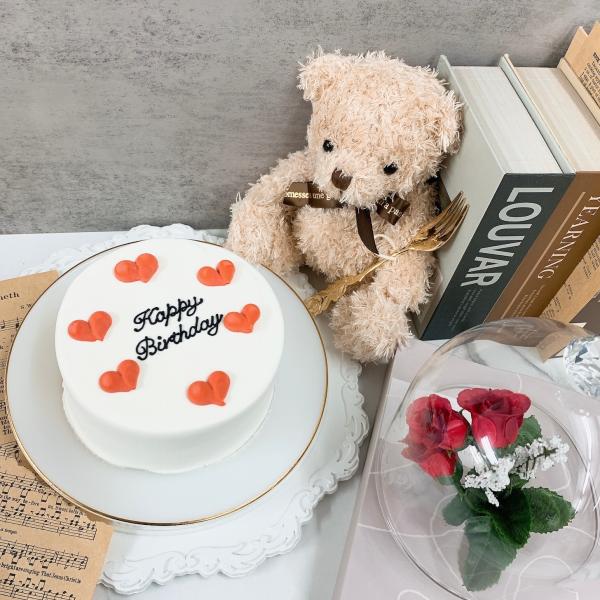 ■ぷくぷくハートセンイルケーキ 3号白いケーキの上にぷっくりと可愛いハートをデザインしました。写真映え間違いなしのセンイルケーキとなっております。お好きなメッセージを15文字以内（漢字不可）でお入れいたします。中には甘酸っぱいいちごジャムが...