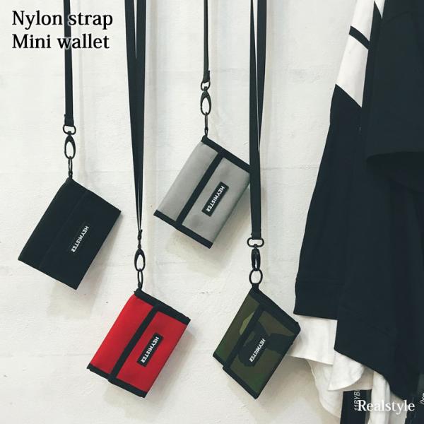 コンパクトながら収納力抜群！外側に配置したファスナーポケットで、財布を広げなくても小銭を出し入れ可能首から下げられる便利なストラップ付き。サイズ(cm)/縦/横/マチ/ストラップ/重さ(g)-/9.5/13.5/1.5/53/84仕様：『外...