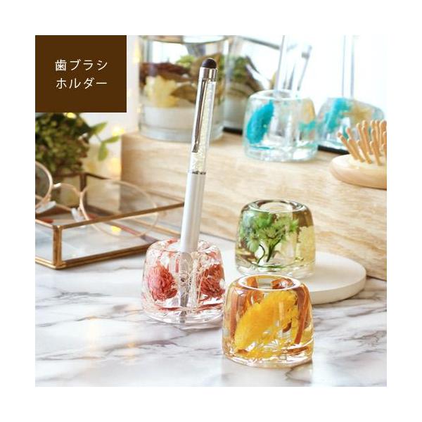 サイズ：約φ45×H40cm素材(品質)：アクリル・ジェル・ドライフラワー・ドライフルーツ・シェル色：ブルー・オレンジ・グリーン・ピンクお届け荷姿：プラスチックケース生産国：中国備考●歯ブラシホルダーのみ、付属品はございません。●汚れが気に...