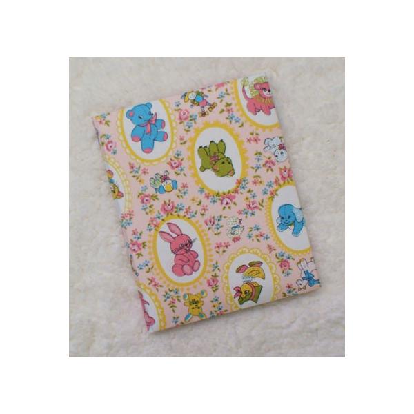 キュートでどこか懐かしいレトロな雰囲気の動物柄フォトスタンド です。 色合いは淡く赤ちゃんにピッタリ。 大切なベビーの記念写真をこの写真立てに飾ると、さらにキュート さが増します。 同じ柄のアルバムや母子手帳ケースと一緒にご出産のお祝いとし...