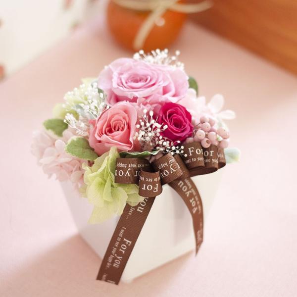 特別な方へのギフトに、『pour vous プールヴー』♪フランス語で、「あなたのために（※英語：For You）」の意味が込められています。白のスクエアポットにローズ、カスミ草、アジサイのプリザーブドフラワーが一杯詰め込まれています。シン...