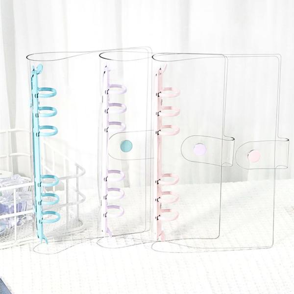 【商品説明】透明感がかわいい、今話題のA6サイズ 6穴クリアバインダー♪お気に入りのメモやトレカ、日記、予定表などを自由にカスタマイズできるアイテムです。丈夫なアクリル素材で型崩れしにくく、長く使えるのもポイント。推し活ノート・家計管理・学...