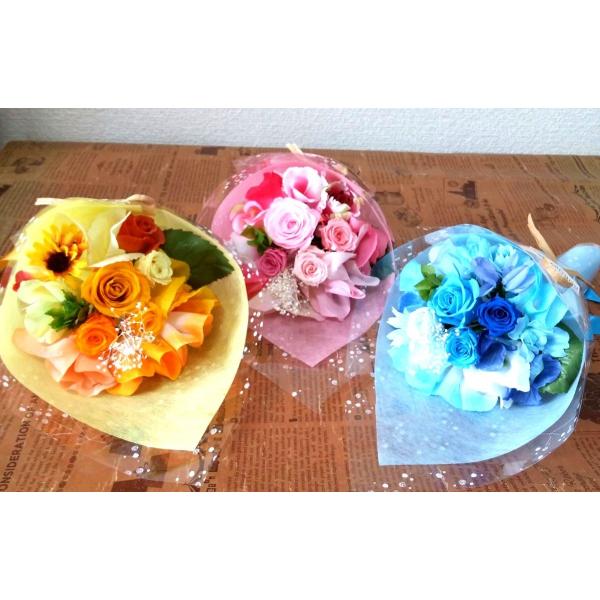 ☆お客様の声にお答えして、人気商品ミニミニ花束より大きめの花束誕生!!(ラッピングが少し豪華になりました(5.6.7枚目画像参照))直径約15cm×長さ23cm直径約17cm×長さ32cm(ラッピング済みサイズ)【使用花材】・プリザーブド ...