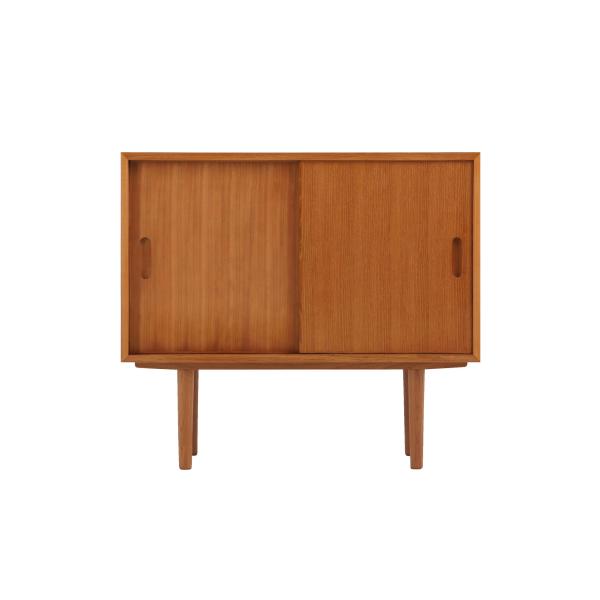 シンプルでスタンダードなサイドボードです。装飾や特殊な加工などを省きスタンダードなデザインに仕上げました。少し低めでコンパクトなこのサイドボードは少し小さめのテレビボードとしてやリビングの収納コーナーとしてなど少し収納がほしい場所などに役に...