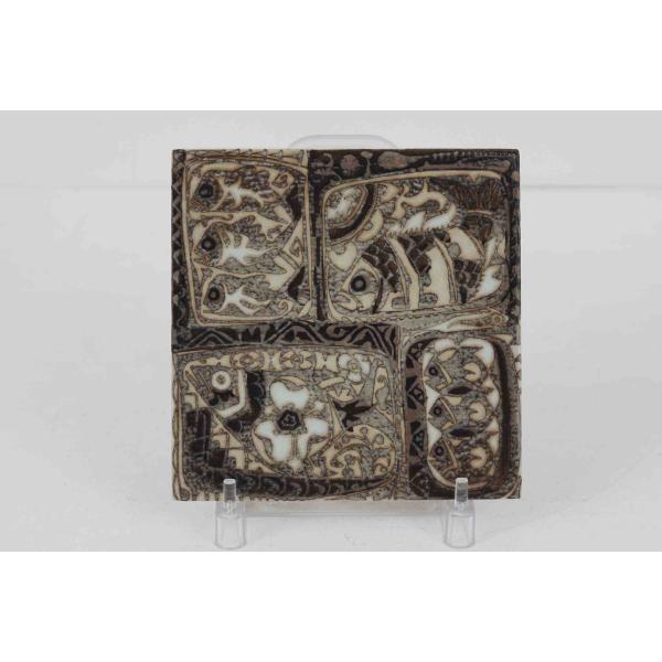 ロイヤルコペンハーゲン社製、Nils Thorssonに絵付けされたBACAのタイルプレートです。こちらは希少なアルミニア窯産のものになり1969年頃より前に作られたお品となります。テーブルの天板などにアクセントとして取り付けはもちろん、ト...