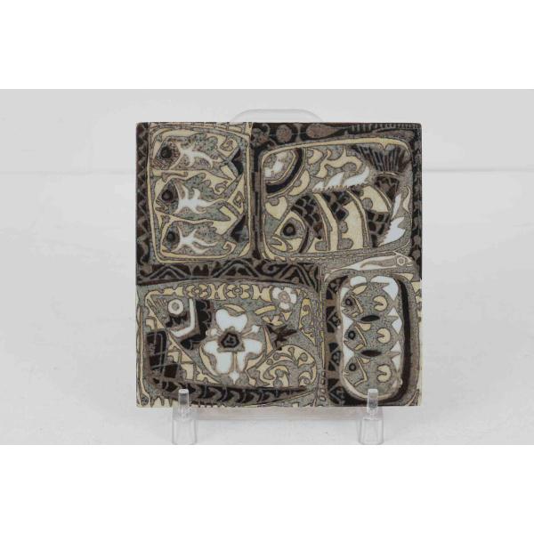 ロイヤルコペンハーゲン社製、Nils Thorssonに絵付けされたBACAのタイルプレートです。こちらは希少なアルミニア窯産のものになり1969年頃より前に作られたお品となります。テーブルの天板などにアクセントとして取り付けはもちろん、ト...