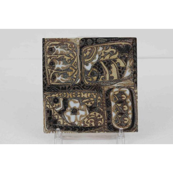 ロイヤルコペンハーゲン社製、Nils Thorssonに絵付けされたBACAのタイルプレートです。こちらは希少なアルミニア窯産のものになり1969年頃より前に作られたお品となります。テーブルの天板などにアクセントとして取り付けはもちろん、ト...