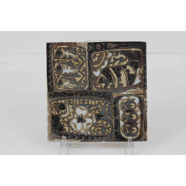 ロイヤルコペンハーゲン社製、Nils Thorssonに絵付けされたBACAのタイルプレートです。こちらは希少なアルミニア窯産のものになり1969年頃より前に作られたお品となります。テーブルの天板などにアクセントとして取り付けはもちろん、ト...