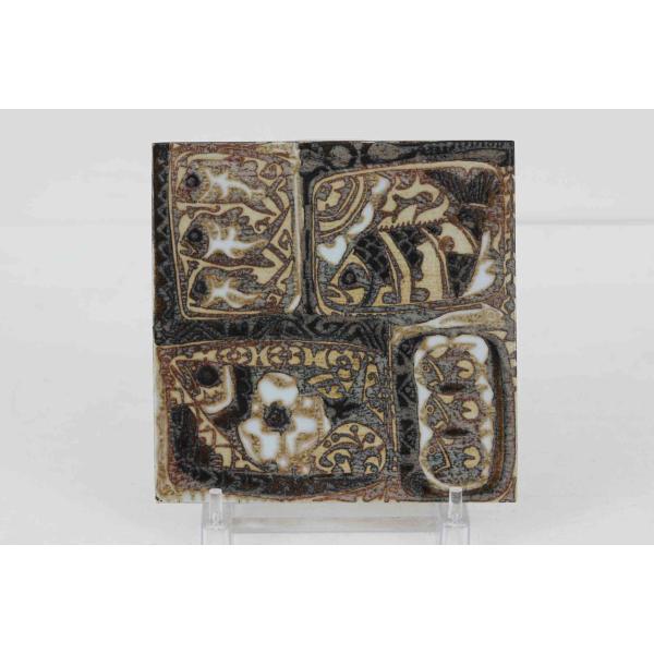 ロイヤルコペンハーゲン社製、Nils Thorssonに絵付けされたBACAのタイルプレートです。こちらは希少なアルミニア窯産のものになり1969年頃より前に作られたお品となります。テーブルの天板などにアクセントとして取り付けはもちろん、ト...