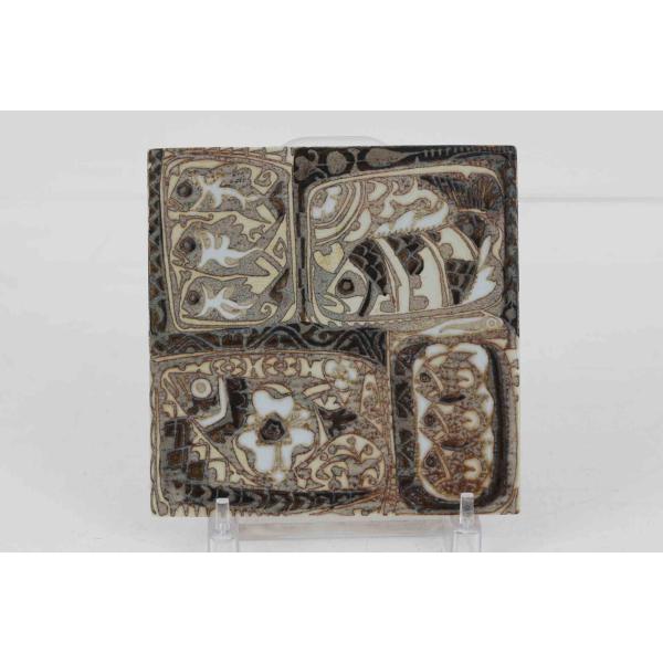 ロイヤルコペンハーゲン社製、Nils Thorssonに絵付けされたBACAのタイルプレートです。こちらは希少なアルミニア窯産のものになり1969年頃より前に作られたお品となります。テーブルの天板などにアクセントとして取り付けはもちろん、ト...