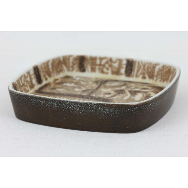 ロイヤルコペンハーゲン社製、Nils Thorssonに絵付けされたBACAのスクエアトレイです。関連キーワード：【北欧雑貨 ビンテージ雑貨 アンティーク品 ロイヤルコペンハーゲン デンマーク 小物入れ 収納 トレイ】