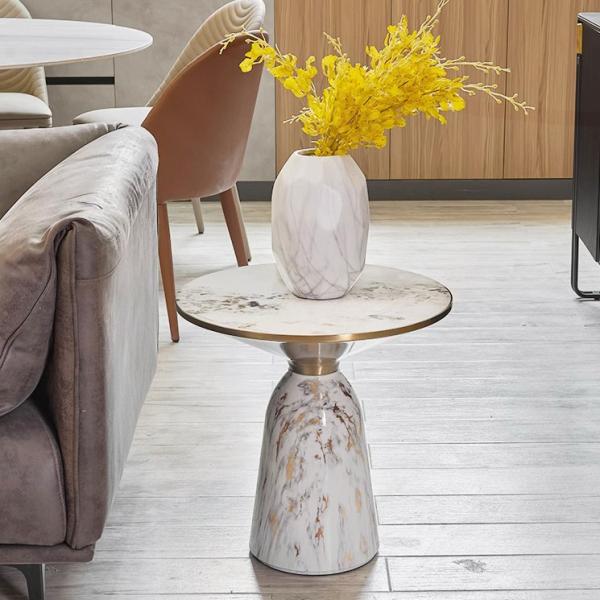 大理石調の岩板を使用した、ホテルライクな北欧風サイドテーブルです。モダンなデザインと耐久性を兼ね備えており、コンパクトなサイズでもあるので、お部屋をさりげなく引き立ててくれること間違いなし。日常の空間をワンランクアップさせるアイテムです。※...