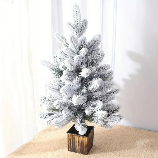 ■商品情報可愛らしいサイズの『ミニツリー 』は、お部屋を華やかに彩る完璧なアイテムです。美しい雪の装飾が特徴でクリスマスの雰囲気を引き立てる演出をしてくれます！小さなサイズ感で、居間やデスクの上にぴったりフィット。家族や友人と一緒に飾りつけ...