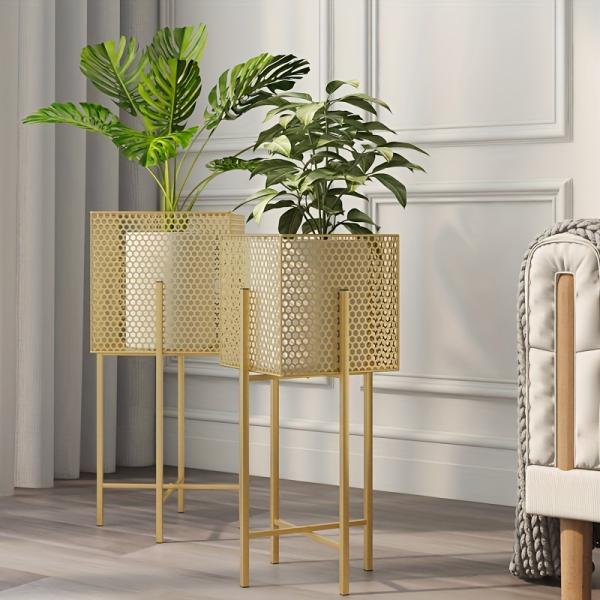 こちらのプランタースタンドは、ハニカム状のパンチング加工が施されたスタイリッシュなデザインが特徴です。頑丈なメタル素材で安定感も抜群。2サイズ展開なので、置き場や鉢に合わせてお選びいただけます。シンプルながらもラグジュアリーなデザインで、リ...