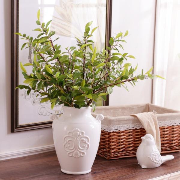 シンプルで洗練されたデザインが魅力のインテリアアイテムです。造花にも生花にも合わせやすく、お部屋の雰囲気をさりげなく引き立ててくれます。ナチュラルで落ち着いたフォルムは、どんな空間にも溶け込みやすく、飾る花をより美しく見せてくれます。リビン...