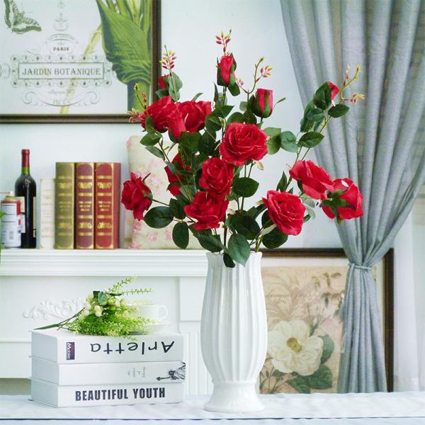 シンプルで洗練されたデザインが魅力のインテリアアイテムです。造花にも生花にも合わせやすく、お部屋の雰囲気をさりげなく引き立ててくれます。ナチュラルで落ち着いたフォルムは、どんな空間にも溶け込みやすく、飾る花をより美しく見せてくれます。リビン...