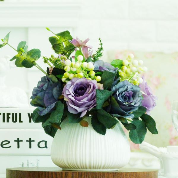 やさしい丸みと洗練されたデザインが魅力のインテリアアイテムです。どんな空間にも自然になじむ上品なホワイトカラーで、置くだけでお部屋全体に清潔感とやわらかな印象をプラスしてくれます。シンプルながらも存在感があり、毎日の暮らしにさりげない華やか...