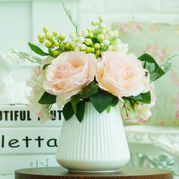 モダンで洗練されたデザインが魅力のインテリアアイテムです。無駄のないフォルムと落ち着いた雰囲気が、お部屋の空間をぐっとお洒落に引き立ててくれます。どんなテイストのインテリアにもなじみやすく、飾るだけでセンスの良さが感じられる仕上がりです。季...