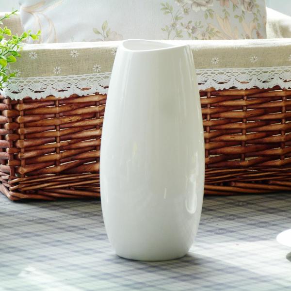 モダンでシンプルなデザインが魅力の花瓶です。無駄のないすっきりとしたフォルムが、どんな空間にも自然になじみ、さりげなくおしゃれな印象を演出してくれます。季節の花やグリーンとの相性も抜群で、飾るたびに違った表情を楽しめるアイテムです。リビング...