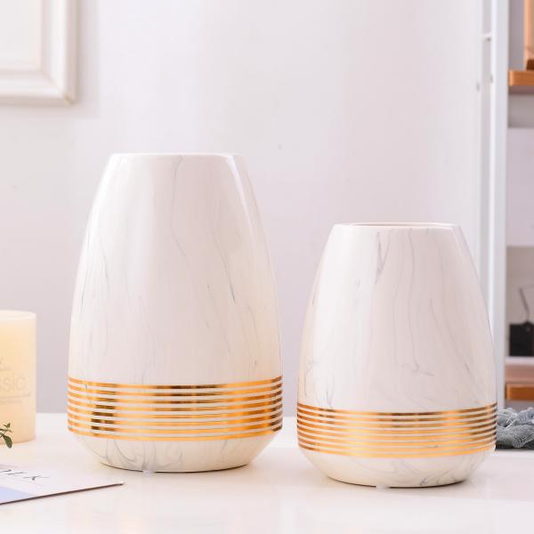 シンプルながらも洗練された印象を与えるホワイトカラーのフラワーベースです。モダンなデザインは、リビングや玄関など、どんな空間にも自然に馴染み、花やグリーンをより一層引き立ててくれます。サイズは大小2種類から選べるので、飾りたいスペースや植物...