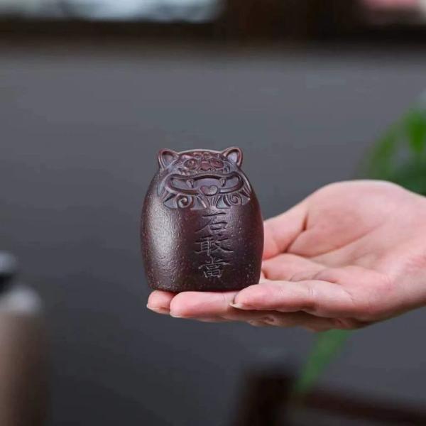虎 寅 トラ 石敢当 茶寵 風水 縁起物 置物 インテリア オブジェ ミニチュア 虎モチーフ 茶道具 茶台 飾り 紫砂 邪気除け 守り お守り 卓上 玄関 デスク 茶室