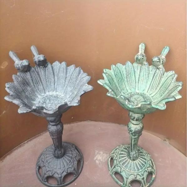 ■商品説明このバードフィーダーは、2羽の小鳥がとまる姿が美しく、お花のデザインの施されたヴィンテージ調のアイテムです。ガーデンや庭にぴったりのこの商品は、自然の美しさを引き立て、あなたのアウトドアスペースに温かみを添えます。2カラー展開のデ...