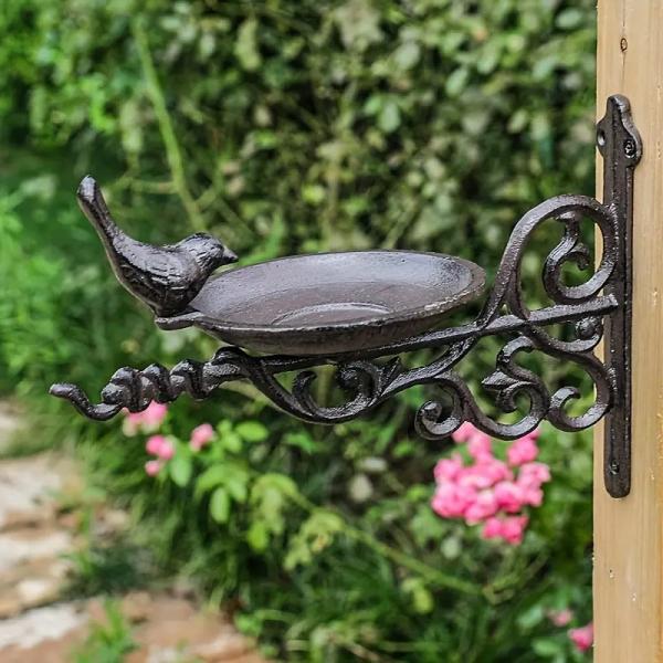 ■商品説明ガーデンオブジェのバードフィーダーは、壁に飾ることで素敵な風合いを演出し、バードウオッチングを楽しむことができるアイテムです。このヴィンテージ調のデザインは、自然の中に溶け込みながらも、存在感を放つお洒落な仕様となっています。2つ...