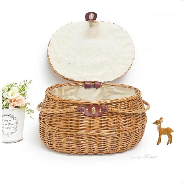 コロンとしたかわいい形のピクニックバスケット。内布・倒せるハンドル付き、やさしい雰囲気のミドルサイズでお弁当や飲み物、レジャーシート、お皿、タオルなどたくさん入ります。ピクニックや海・山のレジャー、キャンプ用の他、手芸用品入れや裁縫箱など普...