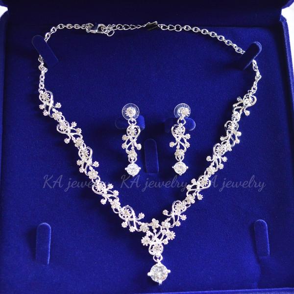 新品　メール便　全国送料無料　国内発送サイズ　ネックレス　?48調節可能ピアス か イヤリング ( ネジバネ式 )　縦 4.3cm箱付きタグはついておりません。アクセサリーのみになります。シンプル なので 結婚式 フォトウェディング ブライ...