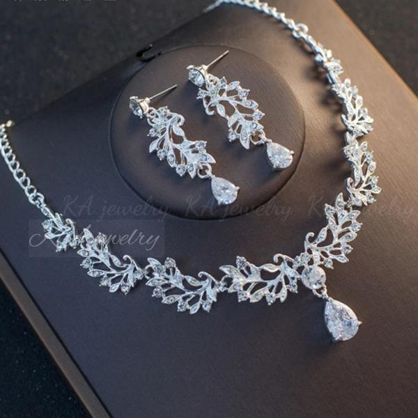 新品　メール便　全国送料無料　国内発送お急ぎの場合 速達送料500円の同時購入で全国発送の翌日お届けになります。(休業日以外)シルバーサイズ　ネックレス　29-46 調節可能ピアス か イヤリング ( ネジバネ式 )　縦 5cm箱付きタグは...