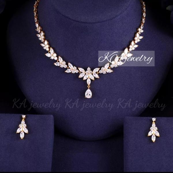 新品　メール便　全国送料無料　国内発送2点セット オールジルコン ゴールド シルバー ローズゴールド ( ピンク ) 出品してます。★サイズネックレス　43.5cm 調節可能ピアスかイヤリング ( アレルギー対応 樹脂 ノンホールピアス  ...