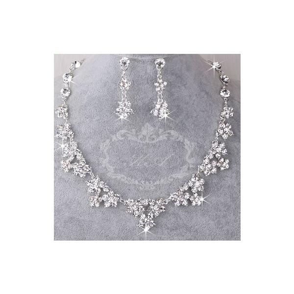 新品　メール便　全国送料無料　国内発送サイズ　ネックレス　42cm〜最長57cm 調節可能ピアスかイヤリング(クリップ式,ネジバネ式)　縦 4.2cm箱、タグはついておりません。アクセサリーのみになります。シンプル なので 結婚式 フォトウ...