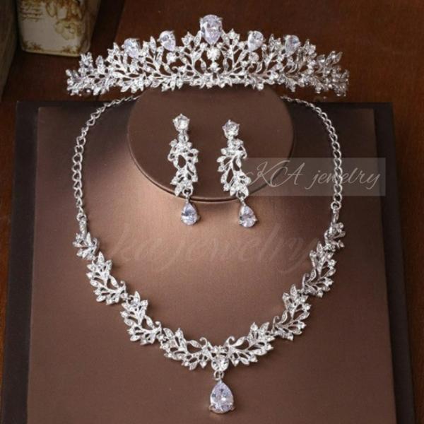 新品　全国送料無料　国内発送お急ぎの場合 速達送料500円の同時購入で全国発送の翌日お届けになります。(休業日以外)3点セット ジルコン シルバー★サイズティアラ　高さ 3.5cm 横 15cm プリンセスタイプネックレス　29〜46cm ...