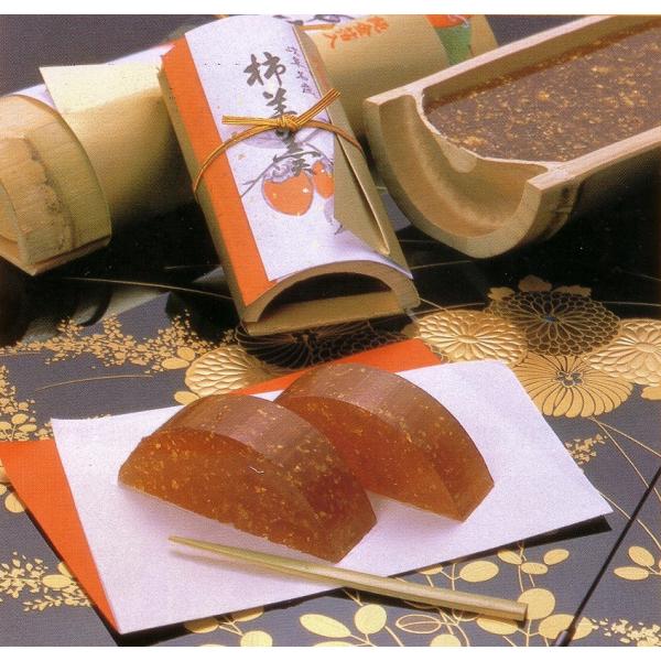 【令和2年度　飛騨・美濃すぐれものに選ばれました】岐阜名産の堂上蜂谷柿の流れをくむ干柿と国産の半割竹が生み出す風味。その柿羊羹に、健康と不老長寿を願う華やかな純金箔を入れました。お砂糖と寒天で作る錦玉(きんぎょく)羹に、ペースト状にした干柿...