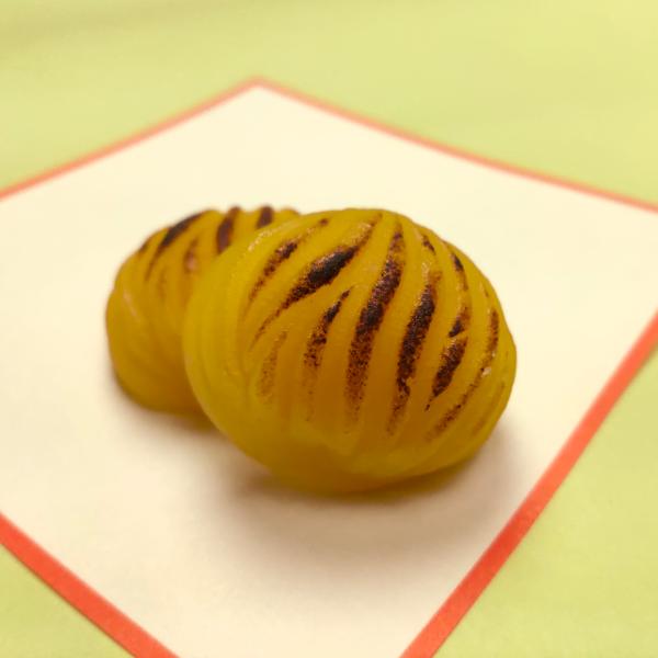 秋の限定商品白あんにゴロっと栗を包んで、かわいい栗の形に仕上げた半生菓子です。当店では備長炭を使ってホイロという乾燥炉で仕上げています。生菓子に比べて日持ちも長く、お手土産やお祝いにも最適な商品です。原材料 砂糖(国内製造)、国産栗、白あん...