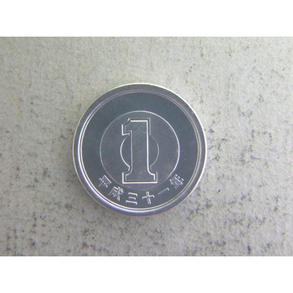 この年号の１円貨幣は、貨幣セット発行分のみの製造となり、銀行に供給されることはありませんでした。発行枚数56万6千枚　直径20ミリ　品位アルミ　100％　量目1.0ｇ　面　若木※ミントセットから取り出した未使用コインです。