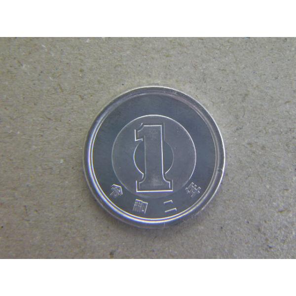 この年号の１円貨幣は、貨幣セット発行分のみの製造となり、銀行に供給されることはありませんでした。発行枚数52万8千枚　直径20ミリ　品位アルミ　100％　量目1.0ｇ　面　若木※ミントセットから取り出した未使用コインです。