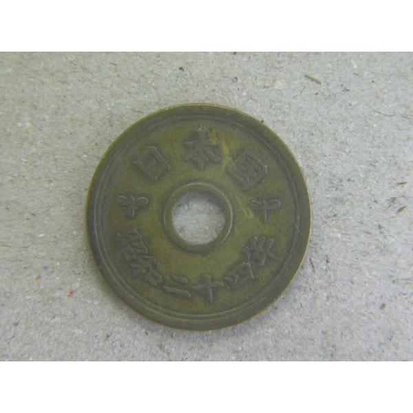 直径２２ミリ　品位銅６０％〜７０％　亜鉛４０％〜３０％　量目３．７５ｇ　面　稲穂、歯車、水面　背　双葉　亜鉛の含有量により、微妙な色違いが存在します。流通品です。