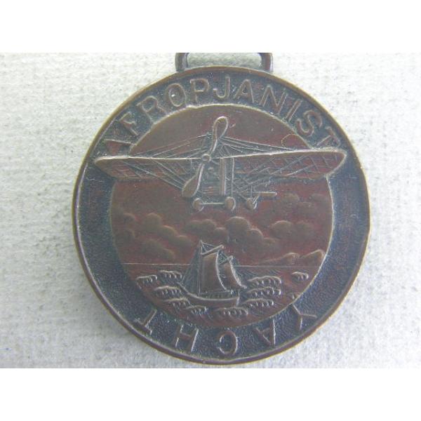 量目　20.0ｇ　直径37.0mm 　材質不明　メダル背面に名前のようなかき傷が入っています。